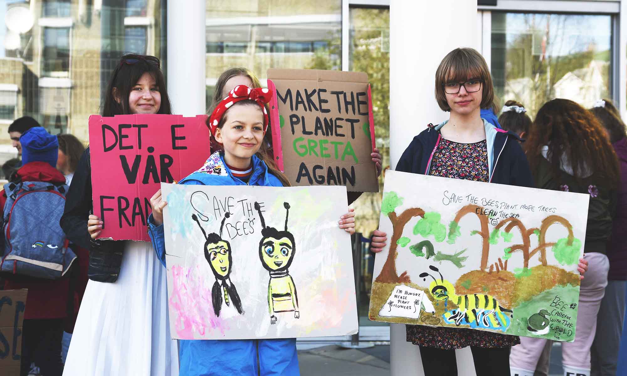 Her er noen av budskapene som ble fremført foran Tromsøs rådhus, samtidig med at ungdommer over hele landet deltok i klimastreiken.
